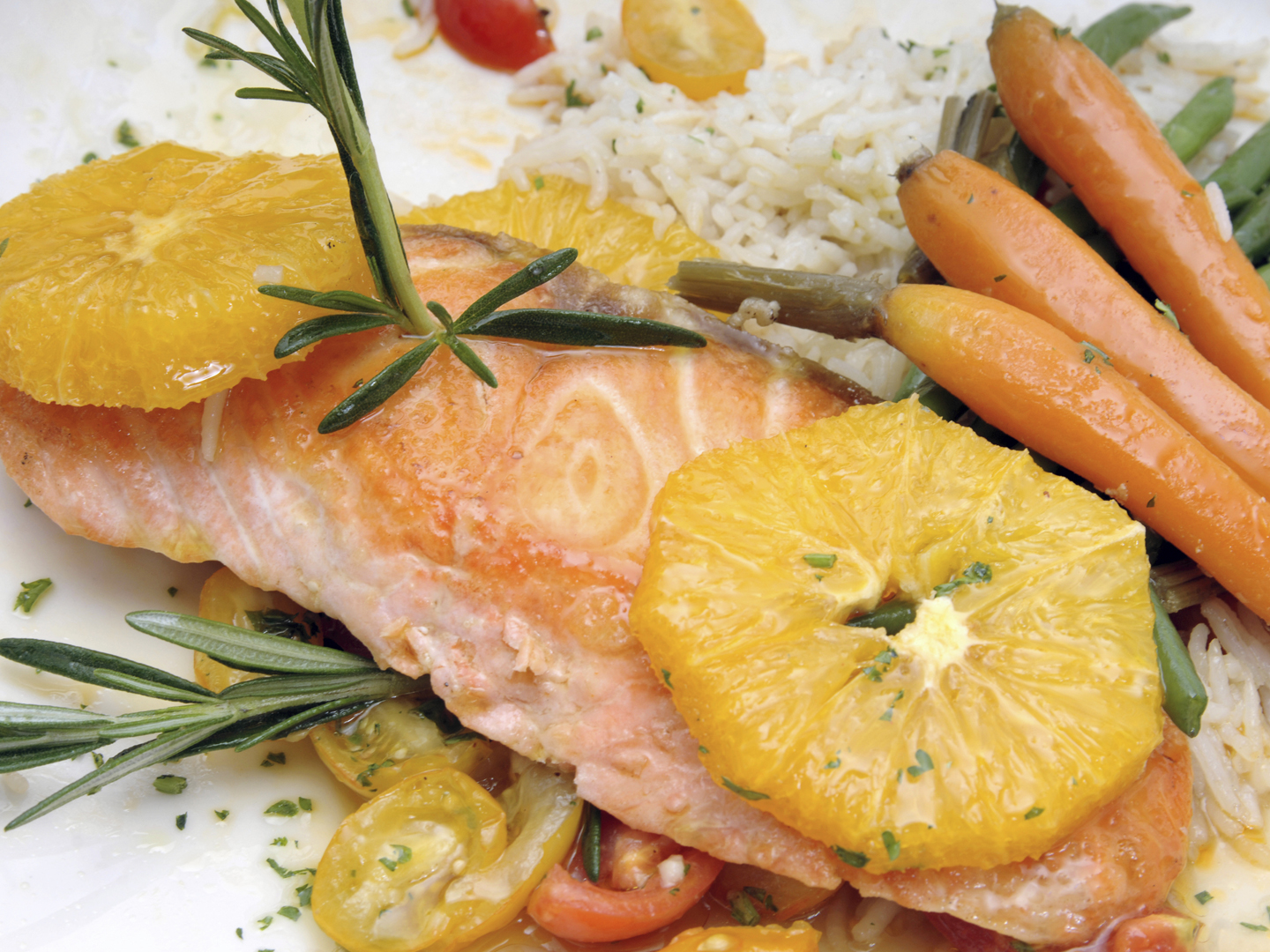 https://www.drweil.com/wp-content/uploads/2016/12/diet-nutrition_recipes_seared-salmon-with-orange-glaze_2718x1808_000002741868.jpg